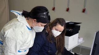 Jessica Bunea (li.) und Constanze Albrecht besprechen das Ergebnis der Probe. Das Ergebnis wird per E-Mail mitgeteilt.