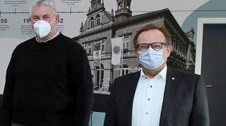 Die Preisjury-Mitglieder OB-Referent Christoph Henninger, OB Marcus Zeitler (mit Sonderpreis), Gemeinderäte Bärbel Hesping (Platz 2), Marina Nottbohm (Platz 1), Oliver Grein (Platz 3), Jochen Vetter und Bürgermeister Thomas Jakob-Lichtenberg sehen nach der Auswahlsitzung im neuen Bürgersaal des Rathauses zufrieden aus.