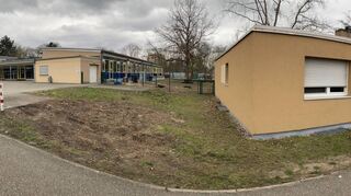 Die Fläche zwischen dem ehemaligen Haumeisterwohnhaus (r.) und dem Pavillon bei der Schillerschule (l.) ist bereits freigeräumt. Dort soll nun ein Zwischenbau errichtet werden – den Startschuss gab der Gemeinderat in seiner Montagssitzung.