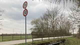 Die Eisenbahnbrücke über den Leimbach wird von den beiden Kommunen Brühl und Ketsch gemeinsam ab Dienstag, 6. April, erneuert. Die alte Brücke wird abgerissen und dann von Grund auf eine neue gebaut.