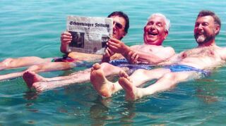Zuweilen erreichen uns skurrile Leserfotos wie dieses vor knapp 20 Jahren: Der damalige Oberbürgermeister Bernd Kappenstein, Dekan Werner Schellenberg und Theo Kyrberg liegen hier im Toten Meer und lesen die Schwetzinger Zeitung. Ein ulkiges Bild.