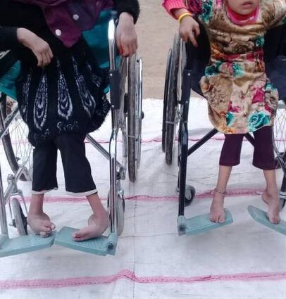 Die Mädchen haben ihre Rollstühle bekommen. Hinweis: Gesichter von Frauen und Mädchen dürfen in Regionen Afghanistans nicht gezeigt beziehungs-weise fotografiert werden, daher sind die Köpfe nicht zu sehen.