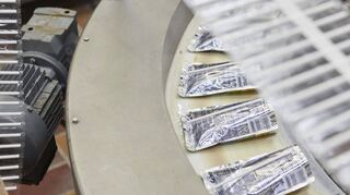 Durch den neuen Papierhalm ändern sich die Abläufe in der Produktion.