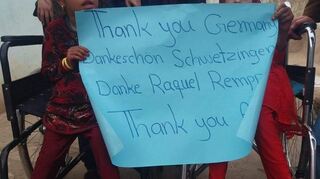 Die Schwestern bedanken sich bei den Spendern und Raquel Rempp mit einem Plakat.