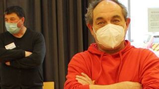 Teamfahrer Michael Haas von der DLRG hilft bei der Orga im Lutherhaus.