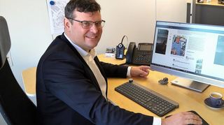 Im Rathaus informiert sich Bürgermeister Nils Drescher in der Schwetzinger Zeitung meistens am PC, privat hat er die Print-ausgabe abonniert.