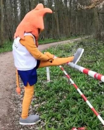 Und hoch das Bein: „Schorsch“ arbeitet im Wald an seiner Fitness.