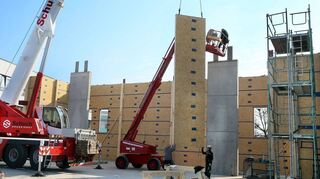 Die Montage der Seitenwände für die neue Halle hat begonnen.