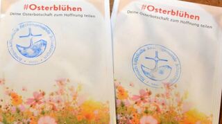 Am Ende des Kreuzwegs steht das Licht und die Freude – und diese wir mit einem Tütchen Samen, den die Besucher erhalten, geteilt.