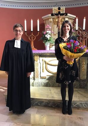 Pfarrvikarin Joanna Notheis (r.) wird in einem Gottesdienst von Pfarrerin Katharina Garben in ihr Amt in der evangelischen Kirche eingeführt.