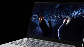 Dieses Lenovo Think Book plus ist der Hauptpreis unserer Jubiläumsverlosung. Es sieht chic aus und bietet alle modernen Anwendungen.