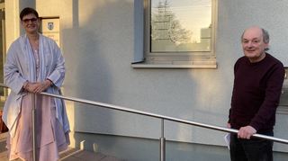 Der derzeitige Leiter der Jugendmusikschule, Walter Bararino (r.) geht in Ruhestand und stellt im Rathaus seine Nachfolgerin Birgit Draht dem Kulturausschuss vor.