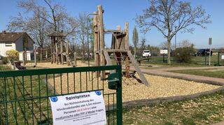 Die Spielplätze in der Gemeinde sind zwar geöffnet, doch es gelten auch dort die Mindestabstandsregelung und – bei Nichteinhaltung – Maskenpflicht.