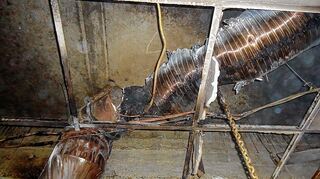 <p>Gefahr hinter der Deckenverkleidung: Da der in der Küche vom Brand zerstörte Abluft-kanal bis zum Dach reicht, kontrollierte ihn die Feuerwehr gründlich.</p>