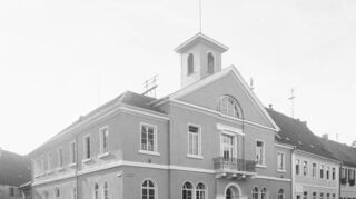 Die historische Häuserzeile mit Rathaus (1821), dem Gebäude Hebelstraße 3 (um 1750) und der ehemaligen Hofapotheke Hebelstraße 5 (nach 1710) auf einem Foto von 1940.