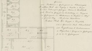 Der Grundriss des Obergeschosses zeigt den großen Bürgersaal (Nr. 4) und die Amtsgefängnisse (Nr. 9-12) im Seitenbau.
