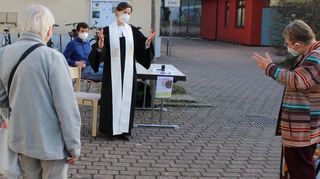 Pfarrerin Christiane Banse verabschiedet die Besucherinnen Marlise Grimm (l.) und Roswitha Kolb. Im Hintergrund: Jonathan Schumann.