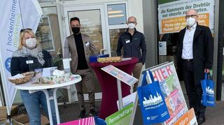 Freuen sich über die gute Nachfrage nach Rennstadtkarten: HMV-Geschäftsführerin Birgit Rechlin (v. l.), Vorsitzender Richard Damian, Vorstandsmitglied Hervé Mango-naux und Dirk Wollschläger (Vereinigte VR Bank Kur- und Rheinpfalz).