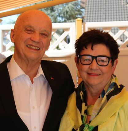 Strahlen glücklich in die Kamera wie vor 50 Jahren – das Jubelpaar Roland und Gisela Seidel.