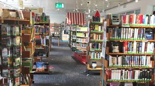 So präsentierte sich die Gemeindebücherei im vergangenen Jahr häufig – menschenleere Gänge zwischen jeder Menge Literatur. Durch die Umgestaltung sind die Gänge inzwischen offener geworden und es ist insgesamt heller im Raum.