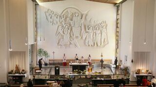 Ostergottesdienst in St. Maria: Die Besucher halten Abstand. Im Kirchenraum ist der Osterweg zu sehen, der noch bis 11. April individuell besucht werden kann.