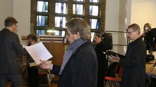 Dirigent Professor Dr. Zöller-Dressler mit Solisten und Instrumentalisten der Heidelberger Philharmoniker.