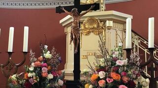 Mit Blumen geschmückt präsentiert sich der Altar beim Osterfest in der evangelischen Kirche.