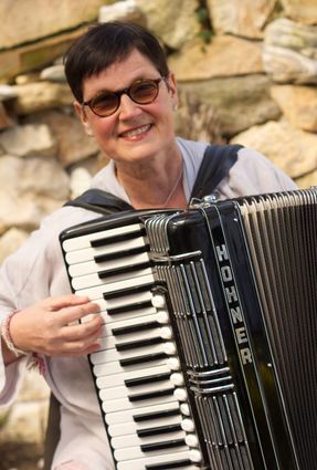 Die künftige Leiterin der Jugendmusikschule Birgit Drath spielt mit Begeisterung seit der Kindheit Akkordeon.