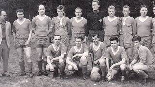 Der SV 98 Schwetzingen als nordbadischer Amateurmeister in der Saison 1963/64: stehend v. l. Theo Wahl (Trainer), Ruprecht Engel, Helmut Löschmann, Horst Lang, Rolf Schweinfurth, Willi Koch, Karlheinz Oberländer, Klaus Hartung, Hans Schmitt, Fritz Münch; knieend v. l. Johann Klemm, Werner Menrad, Manfred Orians, Richard Pfister und Hans Schreiner.