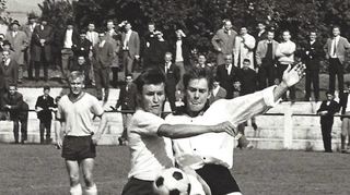 Hans Schreiner (l.) im Zweikampf beim Aufstiegsspiel des ASV Feudenheim in Tuttlingen.