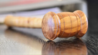 Ein Richterhammer aus Holz.