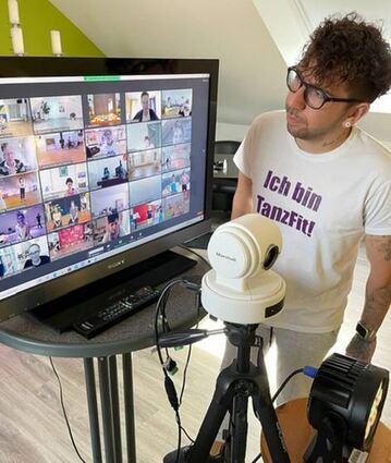 Joshua Mahl wartet am Bildschirm auf die Ergebnisverkündung.