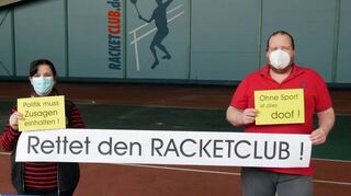 Raquel Rempp vom Freundeskreis und Eigentümer Matthias Vogel protestieren in der weiterhin massiv beschädigten ehemaligen Tennishalle für eine Rettung des Racketclubs. Knapp fünf Jahre, nachdem die Zwischennutzung als Flüchtlingsunterkunft beendet worden ist, ist der Racketclub in der Scheffelstraße weiterhin in einem desaströsen Zustand.