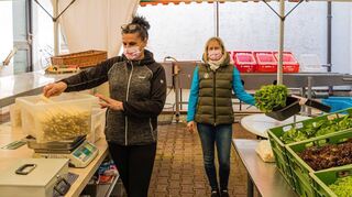 Im Hofladen in der Hauptstraße sind erntefrische Erzeugnisse, darunter Spargel in allen Varianten, gefragt. Im Verkauf hat Christina Schröder (r.) die Zügel in der Hand.