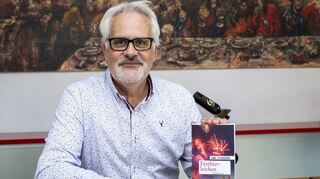 Autor Uwe Ittensohn präsentiert an einem seiner Lieblingsplätze, dem großen Tisch im Wohnzimmer, sein drittes Buch „Festbierleichen“.