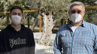 Kostas Christodoulou (l.) ist der neue Pächter der Gaststätte des Naturfreundehauses. Vorsitzender Gerd Welker freut sich über diese Konstellation.