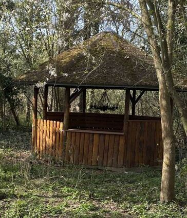 Aus dem kleinen Pavillon könnte eine romantische Hochzeitskulisse werden.