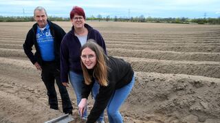 Spargelkönigin Anna (vorn) – hier mit ihren mit Eltern Manuela und Heinrich Schumacher – legt auf dem Acker selbst Hand an.