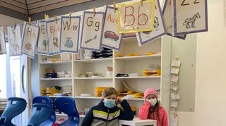 Im Kampf gegen das Coronavirus: Leonard (9) und Carla (9) freuen sich über ihren Luftreiniger „Otto“.