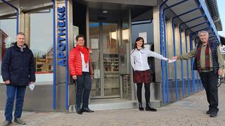 Kassenwart Michael Bamberg (v. l.), die zweite Vorsitzende Gisela Birk und Vorsitzender Werner Krauß vom Bürgerverein freuen sich über das Engagement von Apothekerin Nicole Weiland (2. v. r.).