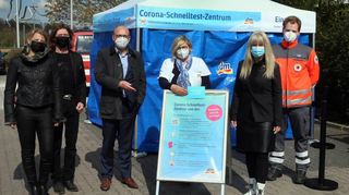 Freuen sich über den Startschuss für das Schwetzingen dm-Schnelltestzenrum: Die Grundstückseigentümer Christiane (v. l.) und Gerald Moll, OB. Dr. René Pöltl, Marktleiterin Ulrike Elm, die Gebietsverantwortliche Petra Schindler-Schwind und Frederik Adam vom DRK-Ortsverein, der das Projekt unterstützt.