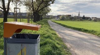 Damit die Mülleimer an den Wanderwegen – hier in direkter Nachbarschaft zur Fasanerie – so leer sind wie auf diesem Bild, müssen die Mitarbeiter des Bauhofs inzwischen täglich ausrücken. Durch die Menschen, die in der Corona-Zeit Erholung in der Natur suchen, sind die Abfallmengen enorm angewachsen.
