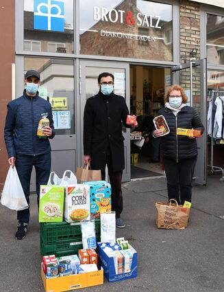 Sheikh Sarfaraz und Naweel Shad (v. l.) von der Ahmadiyya-Muslim-Jugend Eppelheim freuen sich, gespendete Lebensmittel und Drogerieartikel an Daniela Herrmann vom Heidelberger Diakonieladen „Brot & Salz“ zu übergeben.