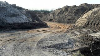 Die Erdarbeiten auf dem Gelände an der L 560 sorgen sowohl in Neulußheim als auch in Reilingen für Gesprächsstoff.