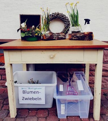 „Blumenzwiebeln“ steht schon sehr eindeutig auf der eigens aufgestellten Kiste im Hof der Goethestraße 18.