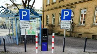 Deutlich gekennzeichnet sind die beiden Parkplätze, an der die Besitzer von E-Autos ihre Fahrzeuge tanken können. Sie befinden sich in der Eichendorffstraße zwischen evangelischer Kirche und Friedrich-Ebert-Schule.