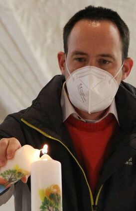 Christoph Klotz gehört mit zum Gemeindeteam der Seelsorgeeinheit. Er entzündet im Gottesdienst eine Kerze.