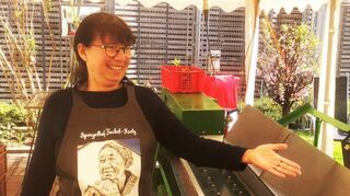 Spargel? Fehlanzeige. Elfriede Fackel-Kretz-Keller – mit dem Wandbild von Mutter Ilse auf der Schürze – zeigt auf die leeren Behälter.