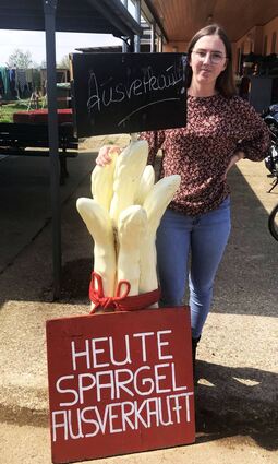 Enttäuschter Blick: Spargelkönigin Anna Schuhmacher wartet sehnsüchtig auf mehr Spargel.