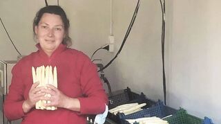 Sonia Schäufele hat noch ein paar Stangen. Aber die sind auch bald weg, das Telefon klingelt ständig.